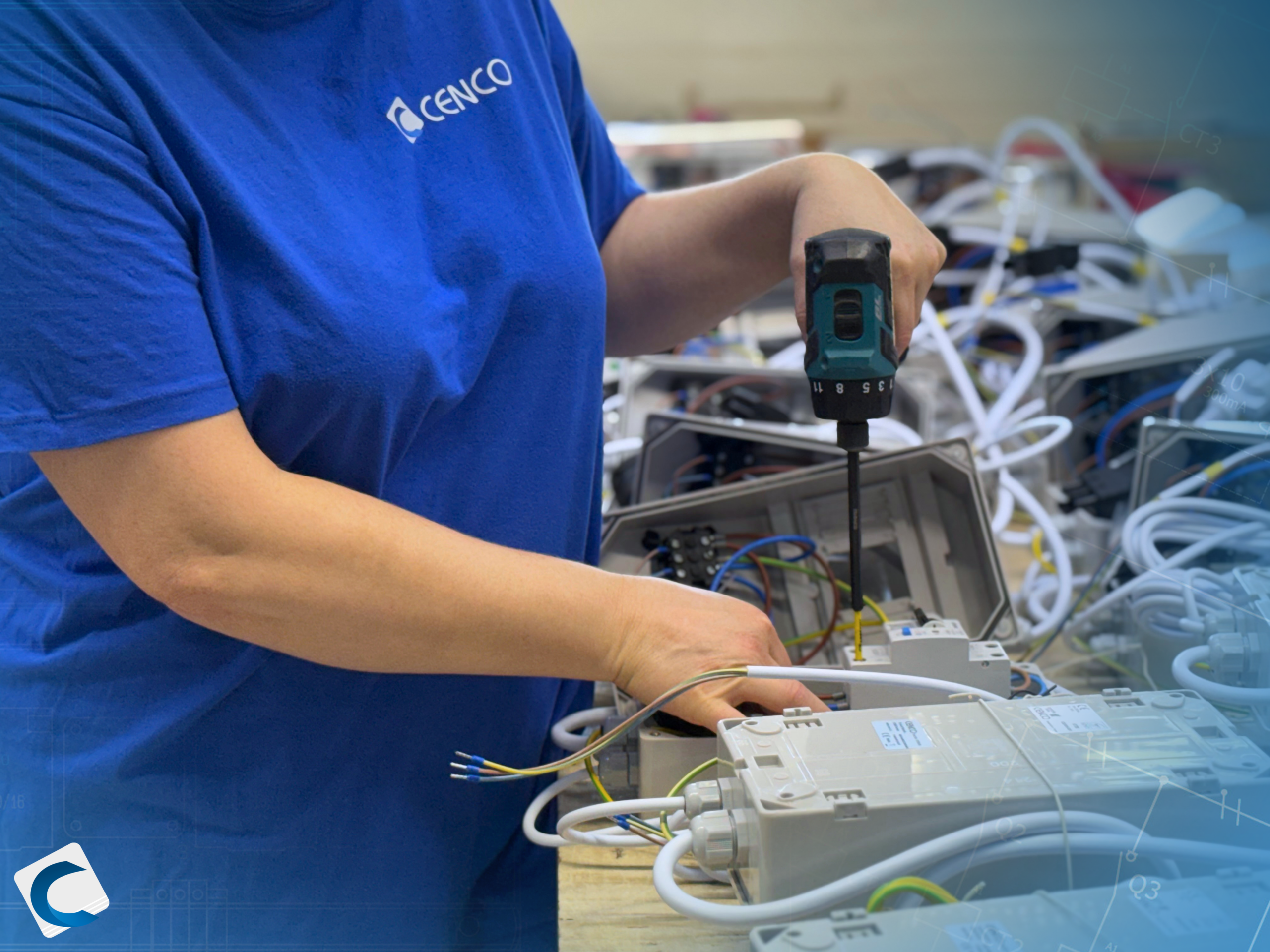 Collaborateur CENCO travaillant sur des solutions électriques